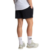 Schwarze Herrenshorts von The North Face mit minimalistischem Design und dezentem Markenlogo am linken Bein, Vorderansicht