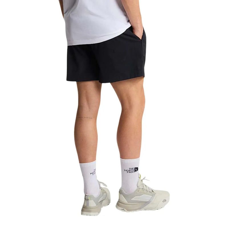 Schwarze Herrenshorts von The North Face mit minimalistischem Design und dezentem Markenlogo am linken Bein, Vorderansicht