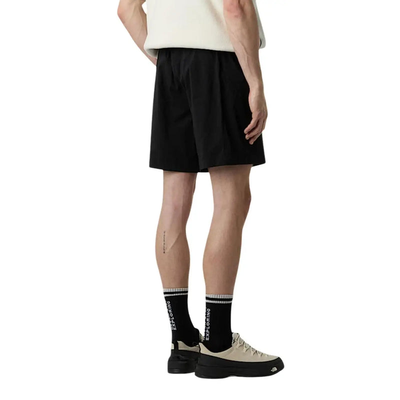 Schwarze Herrenshorts von The North Face mit lockerer Passform und dezenten Falten, getragen von Model