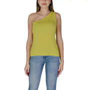 One-shoulder chartreuse sleeveless top with light blue jeans from B.young Women’s collection