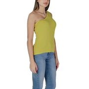 One-shoulder yellow knit tank top with blue jeans from B.young Women’s collection