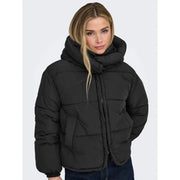 Only Doudoune noire pour femme avec capuche en peluche et empiècements matelassés, vue de face
