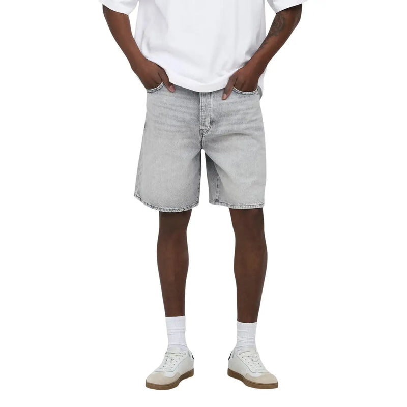 Only Shorts für Damen aus hellblauem Denim mit klassischem Fünf-Taschen-Design und ausgefranstem Saum, Vorderansicht