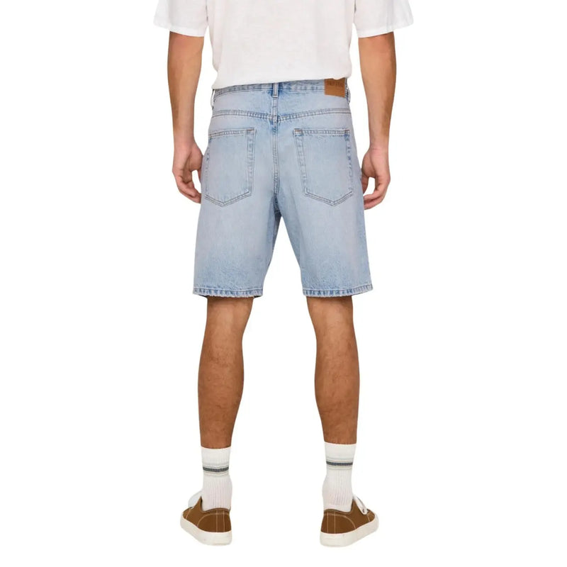 Only shorts denim shorts for women in light wash with classic five-pocket design and frayed hem, front view