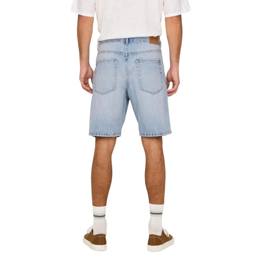 Only shorts denim shorts for women in light wash with classic five-pocket design and frayed hem, front view