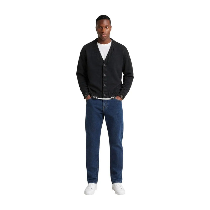 Only Herren-Cardigan „Tune“ von Sons aus schwarzem Strickmaterial mit gerippten Bündchen und Kragen, getragen vom Model (Vorderansicht).