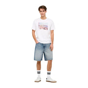 Only & Sons Jeansshorts für Herren in Blau, getragen mit Weiß t-shirt mit verblasster rosa-beiger Strandszene, Frontansicht