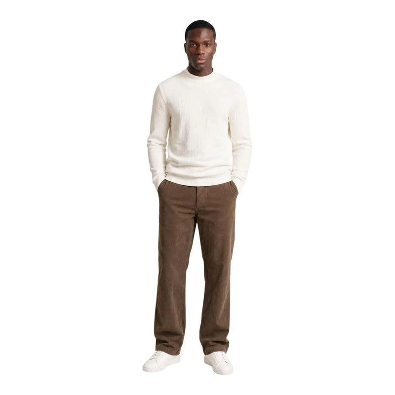 Ein Mann, der only und Söhne Herren braune gerade Cordhosen und ein cremefarbener Rippstrickpullover