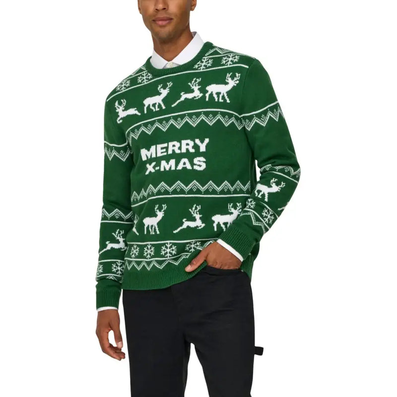 Grüner Strickpullover von Only Söhne mit weißen Rentier-Schneeflockenmustern und dem Schriftzug „Frohe Weihnachten“ aus Acrylmaterial