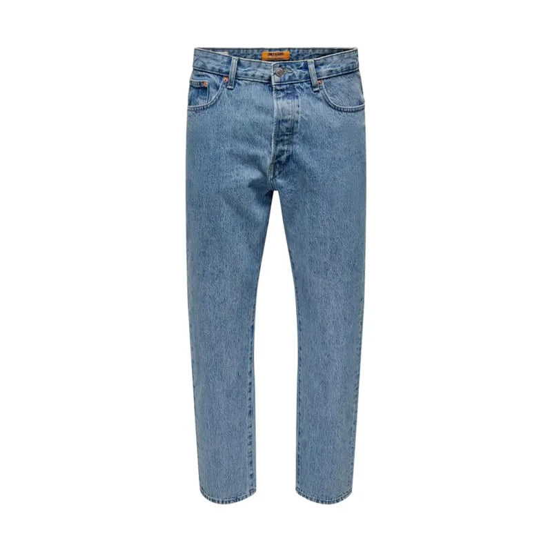 Only and Sons Herren-Jeans aus hellblauer Baumwolle mit klassischem Fünf-Taschen-Design und sichtbarem Markenetikett am Bund