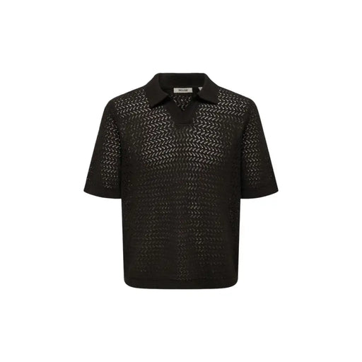Only & Sons Schwarzes Herren-Poloshirt aus Bio-Baumwolle mit V-Ausschnitt, kurzen Ärmeln, strukturiertem Strickmuster und dezentem Fischgrätmuster.