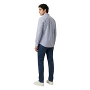 Ein Mann, der einen Only & Sons Herrenhemd mit hellblauen und weißen Längsstreifen und dunkelblauen Jeans