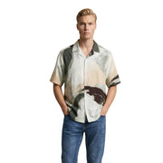 Ein Mann, der einen Only & Sons Kurzärmeliges Hemd mit Knopfleiste und abstraktem, erdfarbenem, malerischem Design