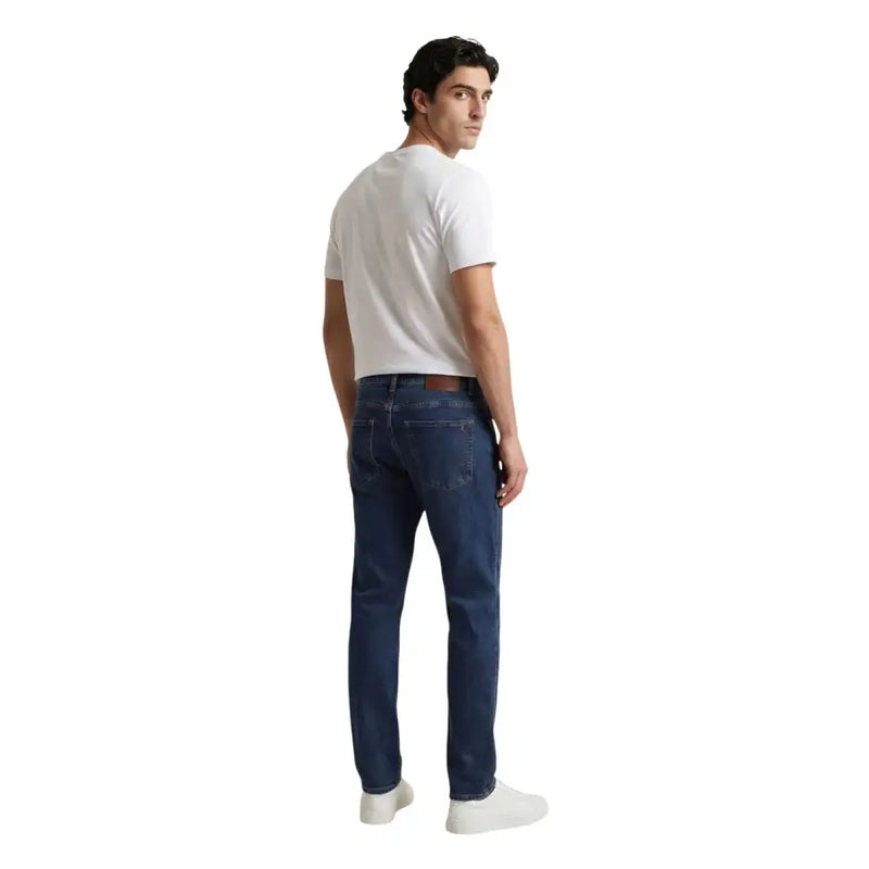 Dunkelblaue Jeans aus Denim mit klassischer Passform und dezenter Auswaschung an den Oberschenkeln. Only Sons Herren-Freizeitkollektion