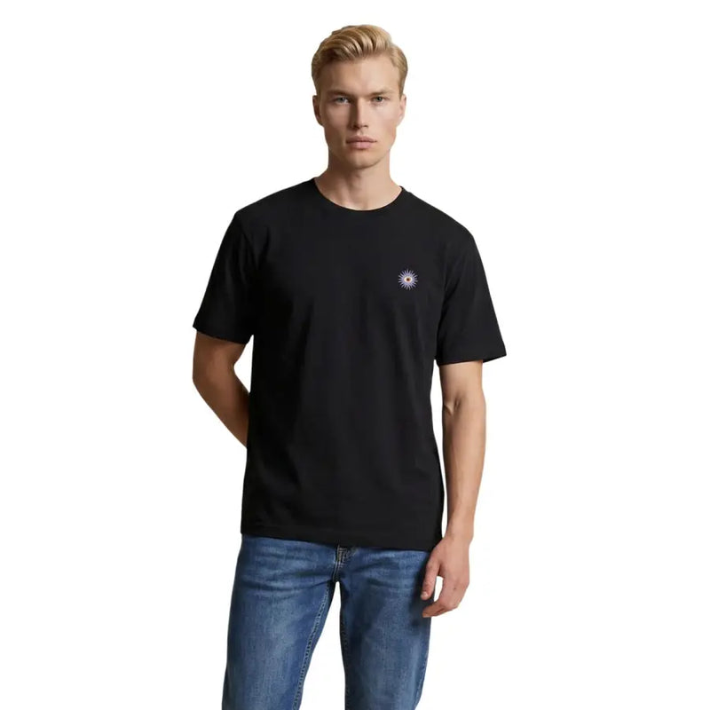 Only schwarzes Herren-T-Shirt von and sons aus Bio-Baumwolle, kurzärmelig, mit kleinem, gesticktem Sonnenmotiv-Logo auf der linken Brust.