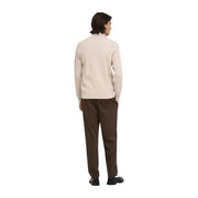 Ein cremefarbener, langärmeliger Rollkragenpullover aus weichem Strickstoff, kombiniert mit only and sons braune, taillierte Hose aus Polyestermischgewebe