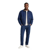 Only Herren-Jeansblazer von and sons aus Baumwolle mit dunkelblauem Denim, kontrastierendem Kragen und zwei aufgesetzten Vordertaschen.