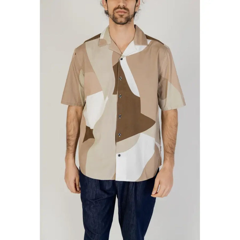 Only & sons men’s brown print short sleeve shirt with modern abstract geometric pattern in beige tan and white
