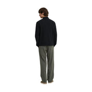 Schwarze Wolljacke mit klassischem Kragen und langen Ärmeln, kombiniert mit Only und Söhne Herren grüne locker sitzende Polyesterhose
