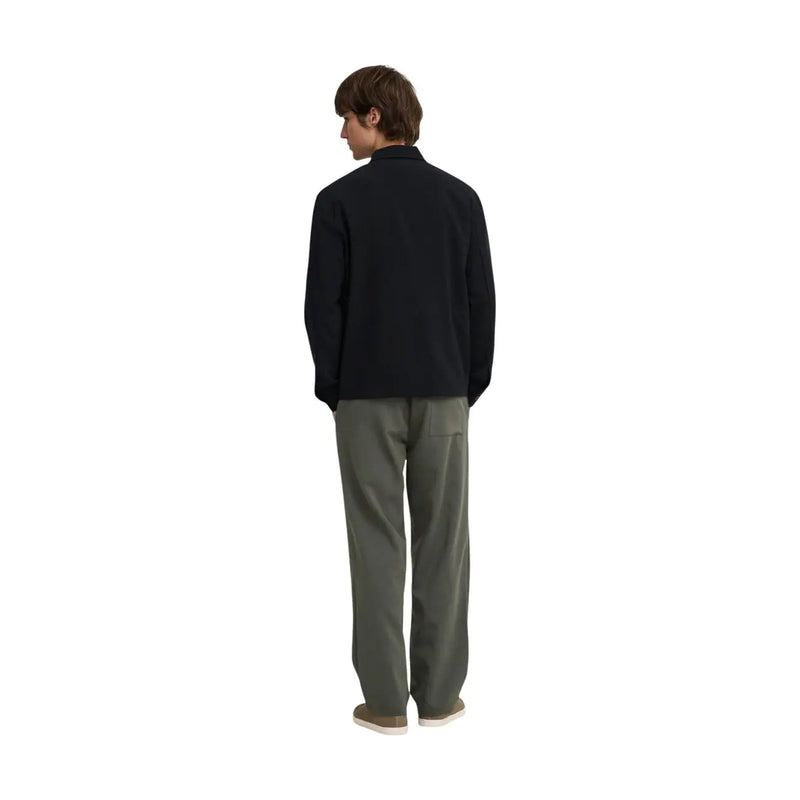 Schwarze Wolljacke mit klassischem Kragen und langen Ärmeln, kombiniert mit Only und Söhne Herren grüne locker sitzende Polyesterhose