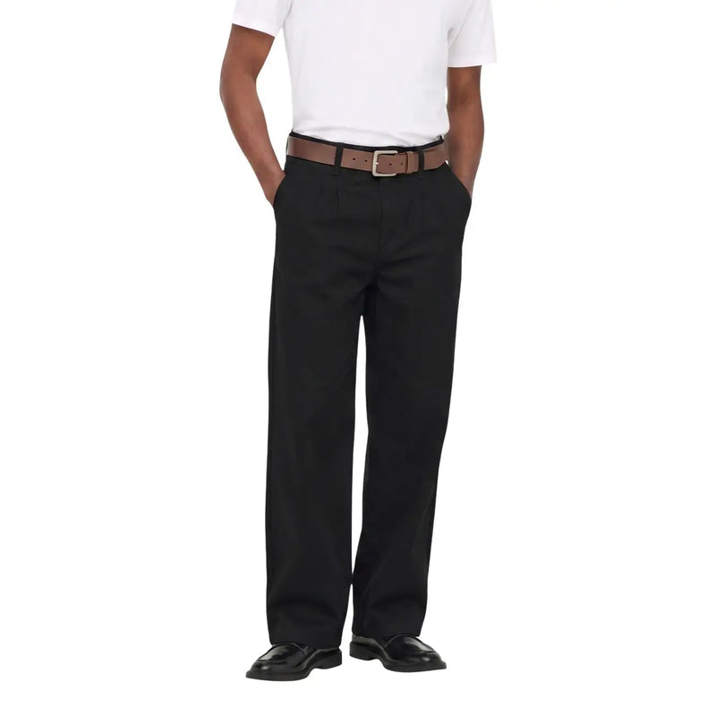 Only Jean Remi à jambes larges pour femme, noir avec ceinture marron, porté avec du blanc t-shirt, vue de face