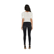 Rückansicht einer weißen Spitze top mit kurzen, flatternden Ärmeln und Reißverschlussdetail am Rücken, kombiniert mit only Schwarze Damenjeans aus Baumwollmischgewebe