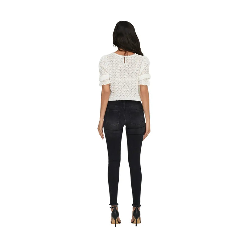 Rückansicht einer weißen Spitze top mit kurzen, flatternden Ärmeln und Reißverschlussdetail am Rücken, kombiniert mit only Schwarze Damenjeans aus Baumwollmischgewebe