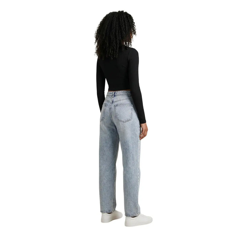 Hellblaue Jeans mit hohem Bund und geradem Bein, getragen mit only schwarzer Damen-Strickpullover aus Viskose mit Rundhalsausschnitt