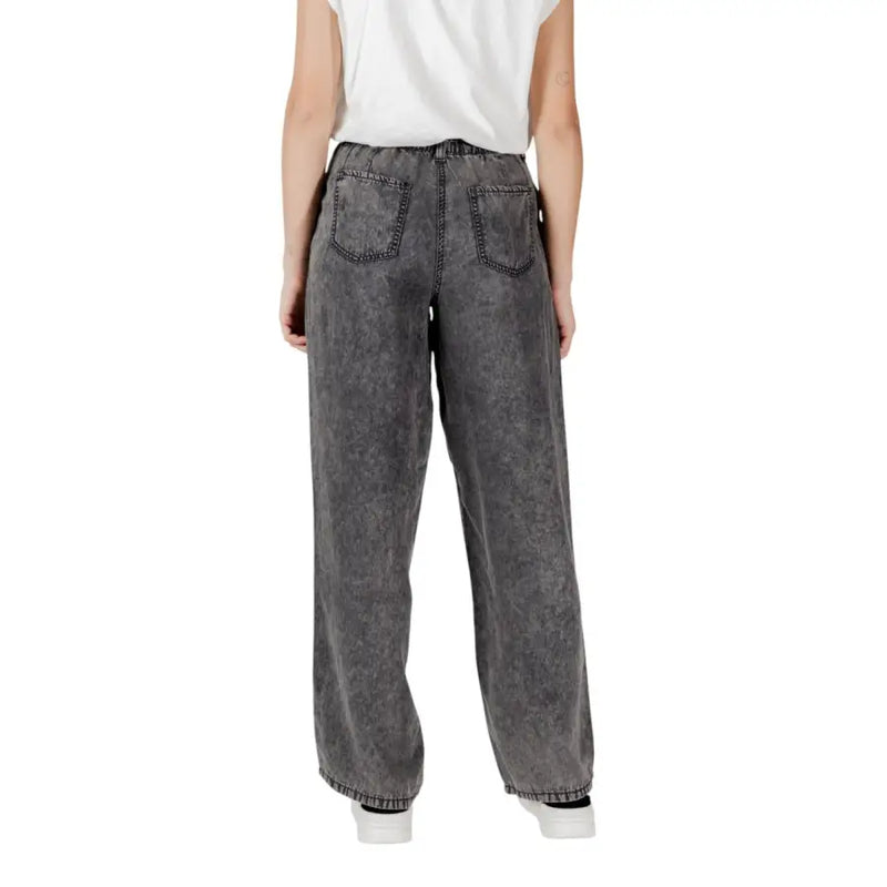 Rückansicht von Only Weit geschnittene graue Jeans aus Denim mit verwaschener, abgenutzter Optik