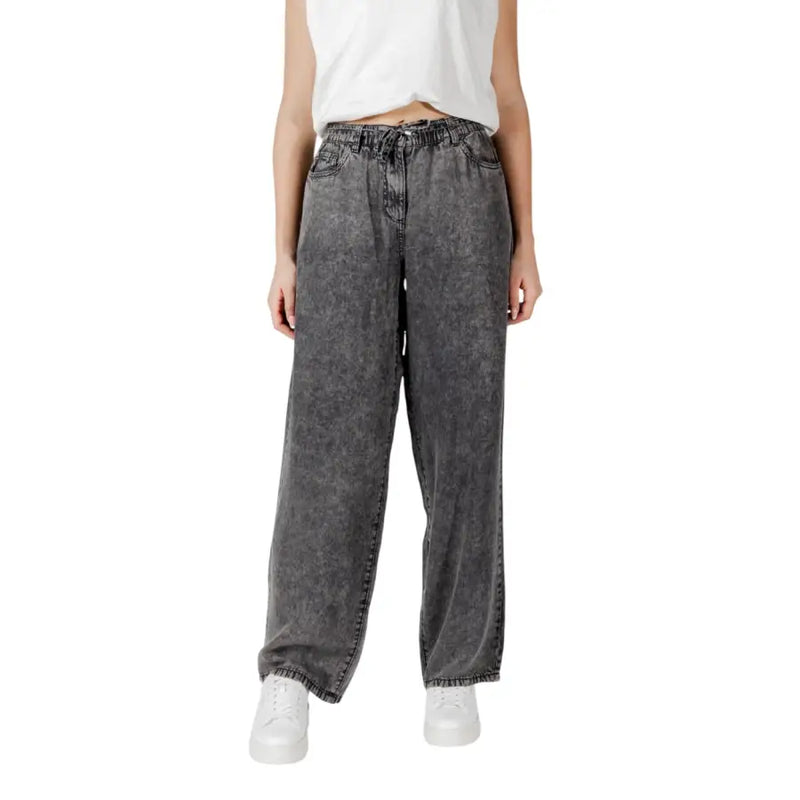 Only Schwarze Damen-Jeans aus Lyocell mit weitem Bein und verwaschenem grauen Denim-Finish