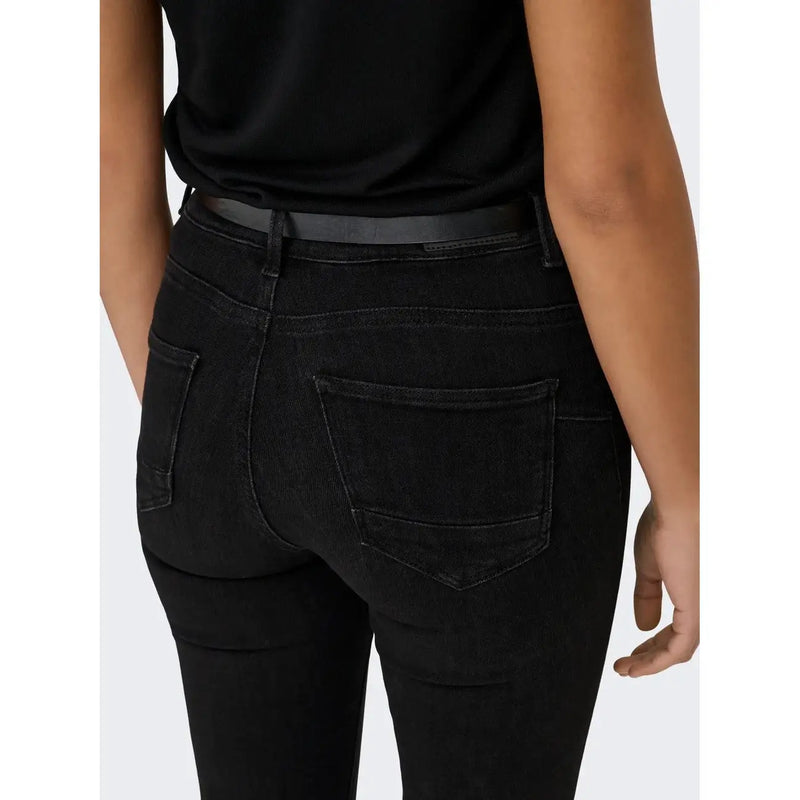 Only Schwarze, schmal geschnittene Damenjeans aus Bio-Baumwolle, von hinten gesehen, mit dezenten Auswaschungen an den Gesäßtaschen.
