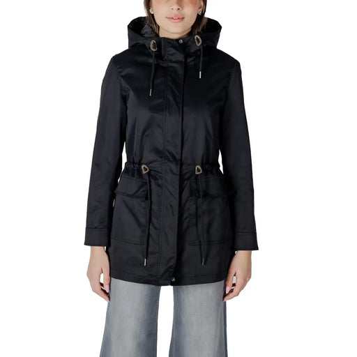 Only Schwarzer, langer Damenblazer aus Polyester mit Kapuze im Regenmantel-Design, gefertigt aus elegantem, wasserabweisendem Material und mit metallischen Kordelzügen.