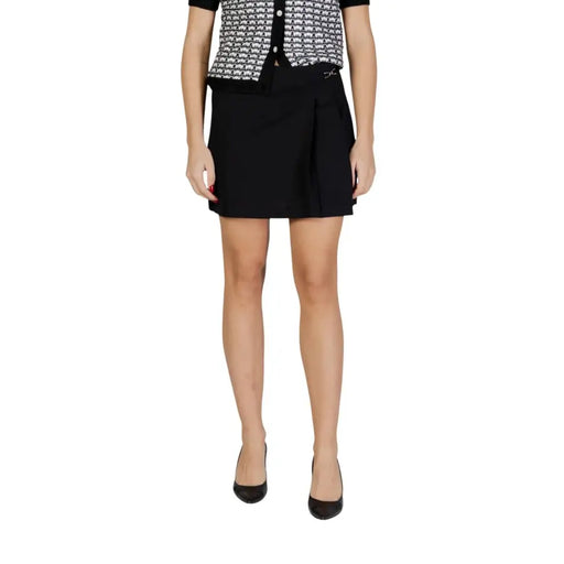 Black pleated mini skirt with sleek tailored design in polyester featuring a zip from Only Women