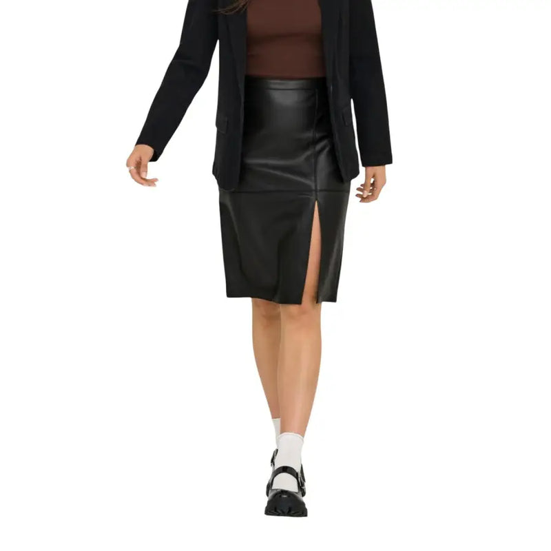 Schwarzer Bleistiftrock aus Kunstleder mit Schlitz vorne. Only Damen-Reißverschlussrock