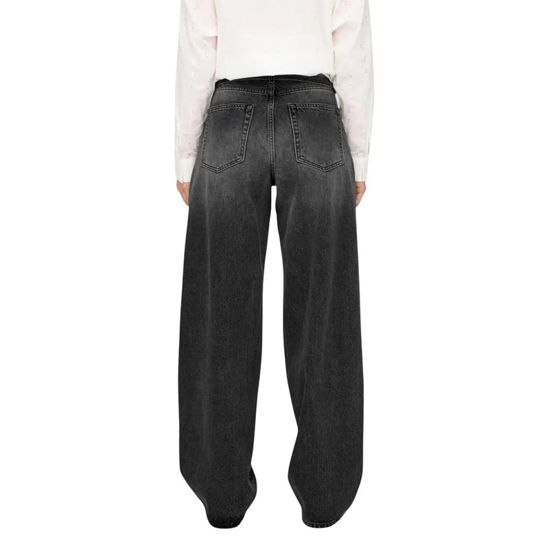 Only Schwarze, gerade geschnittene Damenjeans aus Baumwolle mit weitem Bein, verwaschener Optik und klassischen Taschen, die die Rückseite zeigen.