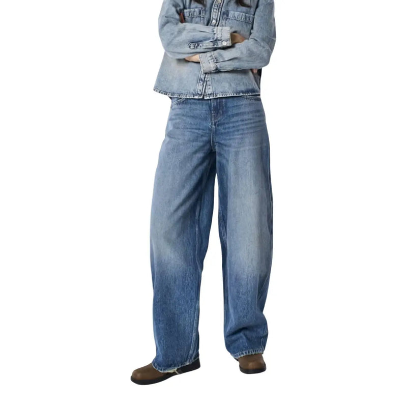 Only Damen-Jeans im Barrel-Stil aus Baumwoll-Denim mit weitem Bein, mittelblauer Waschung, dezenten Auswaschungen und klassischen Ziernähten