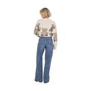 Pull en maille couleur crème avec motif d'ourson beige au dos et sur les manches, associé à only jeans en coton bleu pour femmes, mélange de coton biologique