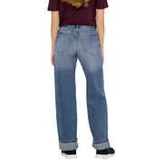 Only Jean large en coton bleu pour femme, en denim clair délavé, coupe droite décontractée et ourlets roulés.