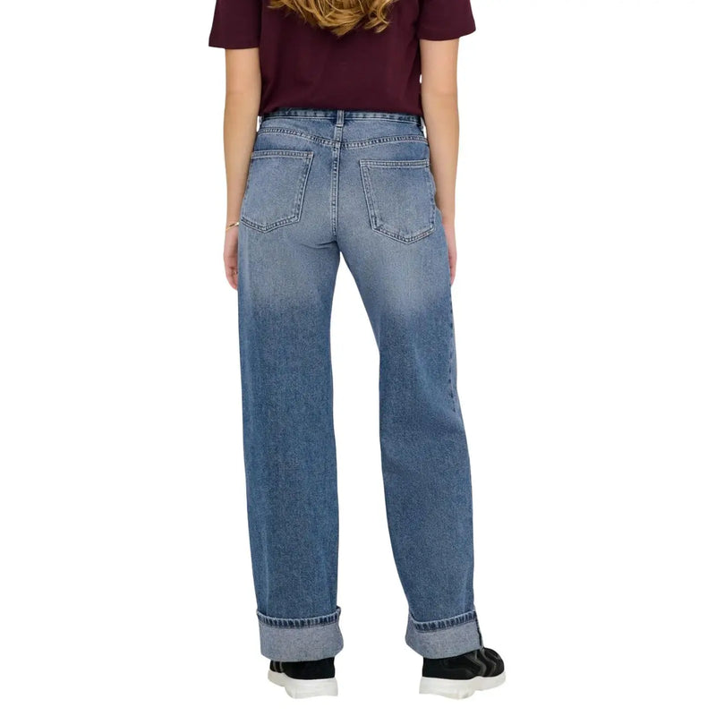 Only Jean large en coton bleu pour femme, en denim clair délavé, coupe droite décontractée et ourlets roulés.