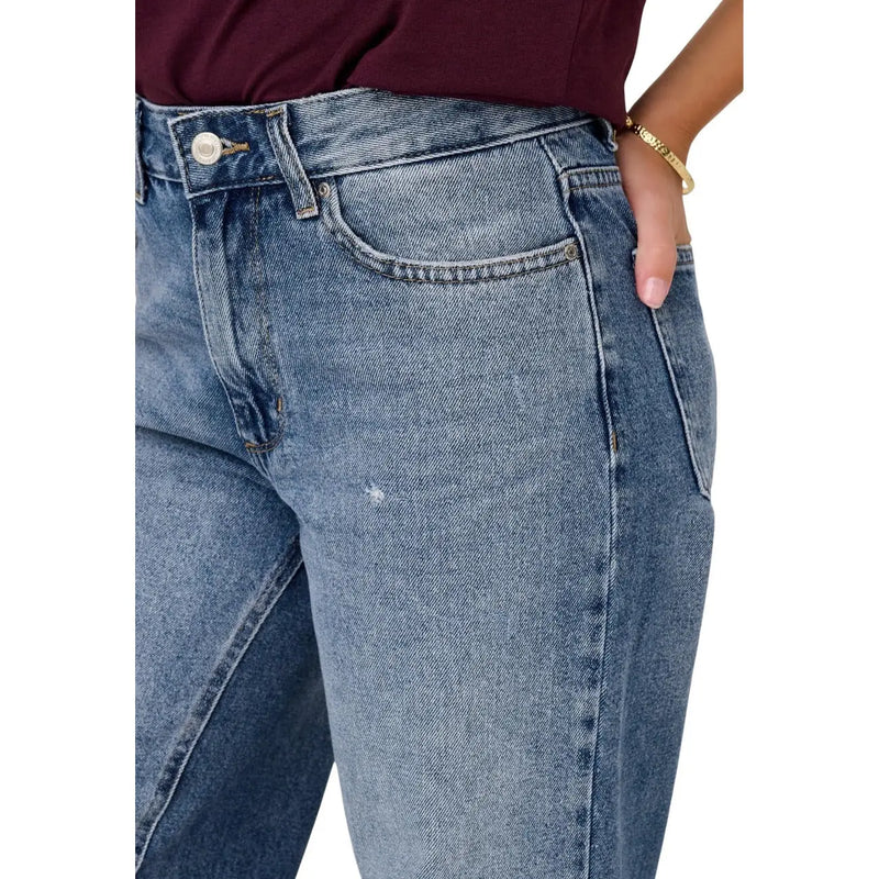 Only Jean large en coton bleu pour femme, en denim délavé moyen, avec une coupe classique à cinq poches et un délavage subtil.