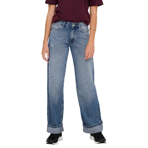 Jean large en denim de coton délavé clair pour femme, coupe décontractée et ourlets roulés. Only