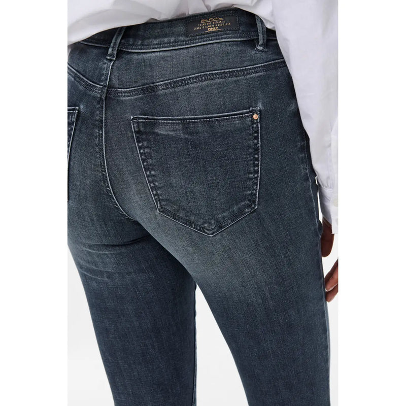 Only Damen-Jeans aus blauem Denim mit schmaler Passform, dunkler Waschung, dezenten Auswaschungen und Markenlabel am Bund, aus Baumwollmischgewebe.