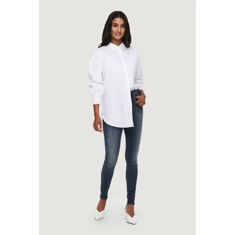 Weißes, übergroßes Button-Down-Hemd mit langen Ärmeln und klassischem Kragen, kombiniert mit only Damenjeans aus blauem Denim, Baumwollmischung