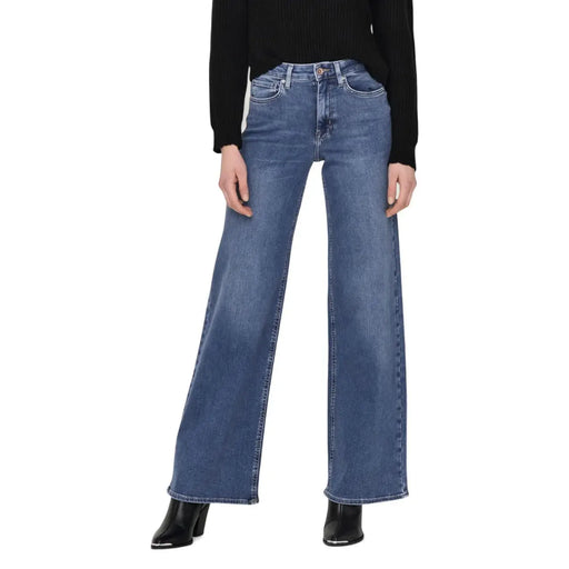 Only Jean en denim bleu pour femme, en coton stretch délavé moyen, avec une coupe taille haute et jambes larges pour un confort optimal.