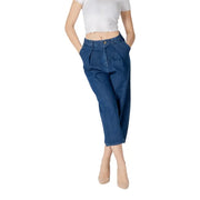 High-waisted light blue cotton denim capri pants with relaxed fit and pleated front from Only women spring summer collection
