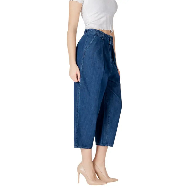 High-waisted only women light blue cotton jeans in a medium blue wash with relaxed wide-leg cropped hem for spring summer