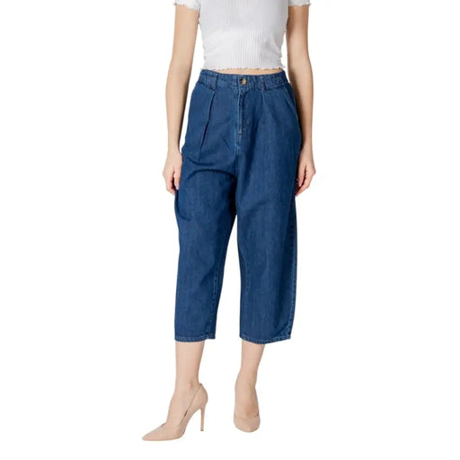 Only Women light blue high-waisted wide-leg capri jeans with pleats