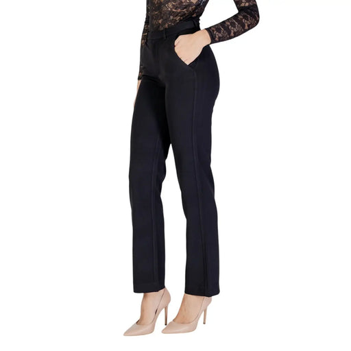 Only Schwarze Damenhose aus Polyester mit hohem Bund, geradem Bein, dezenten Seitennähten und Reißverschluss mit Knopfverschluss.