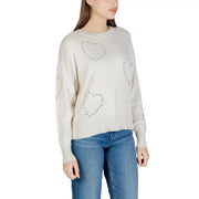 couleur crème only Pull en maille viscose pour femme, col rond, orné de motifs en forme de cœur soulignés de clous argentés