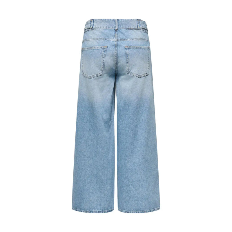 Only Weit geschnittene Damen-Baumwolljeans in Hellblau, die die Rückseite mit hellem Denim-Waschung und klassischen Taschen zeigt.